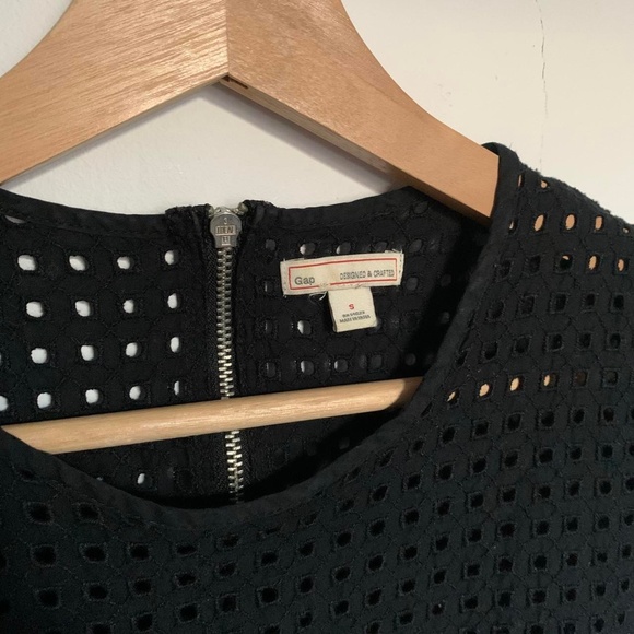 Gap women's black t-shirt midi shift dress with eyelet detail, size small - Picture 2 of 4